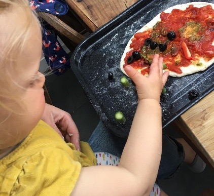 Toddler making pizza (STEM)